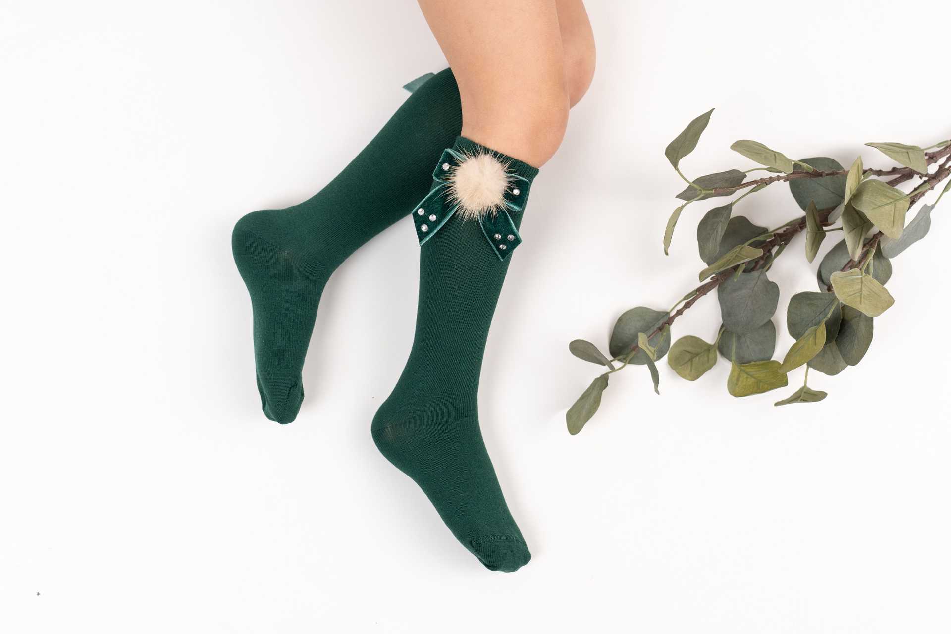 meia-laco-veludo-e-brilhantes-c-pompom-pelo
