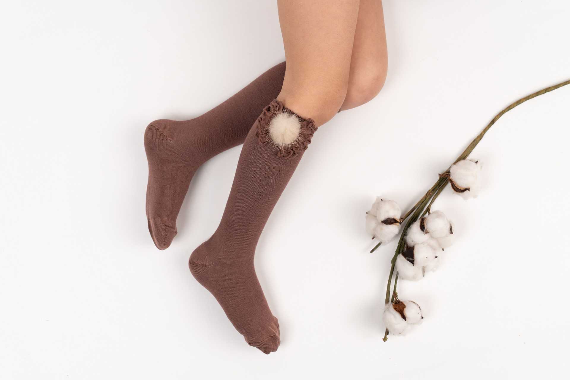 meia-laco-rolinho-e-pompom-pelo